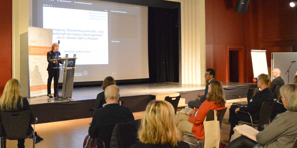 Ministerin Nonnemacher spricht auf dem Seniorenpolitischen Fachtag