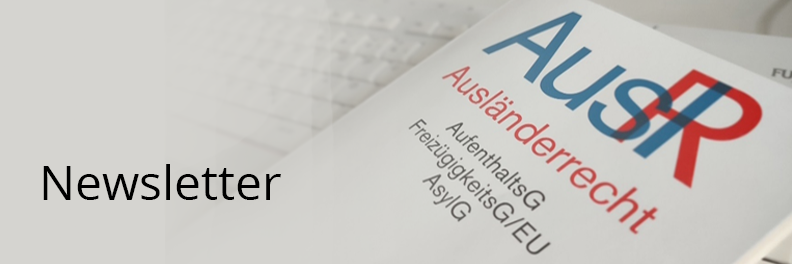 Das Bild ist eine Montage: Auf einer Tastatur liegt ein Buch mit der Aufschrift Ausländerrecht.